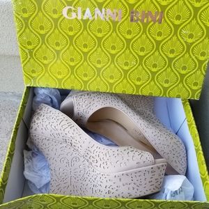 Gianni Bini Beige platform open toe heels size 7.5